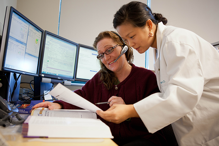 Poison Specialist and Pharmacy student collaborating at the MPC